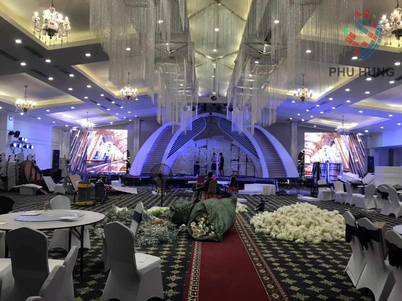 Màn hình LED nhà hàng tiệc cưới đang được thi công